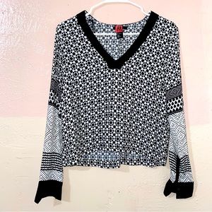 Cute black and white blouse🖤🤍